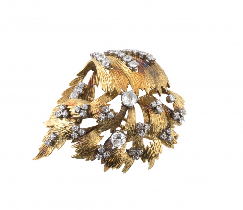 Broche años 50 de brillantes en ramas y hojas de oro con de