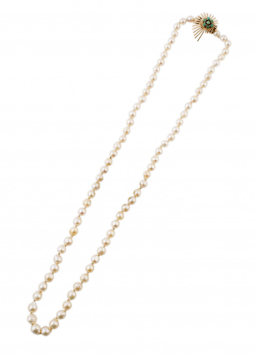 Collar de un hilo de perlas cultivadas ligeramente barrocas