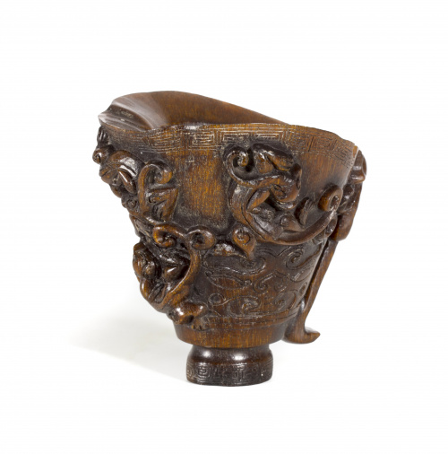 Copa de libaciones en asta de búfalo sobre peana de madera 