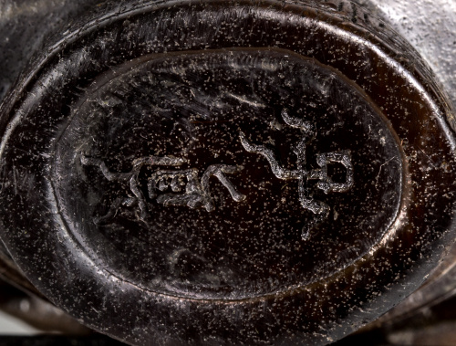 Copa de libaciones en asta de búfalo sobre peana de madera 