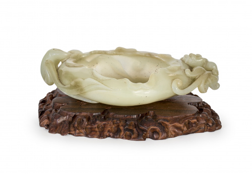 Limpia pinceles en jade verde sobre peana de madera. China