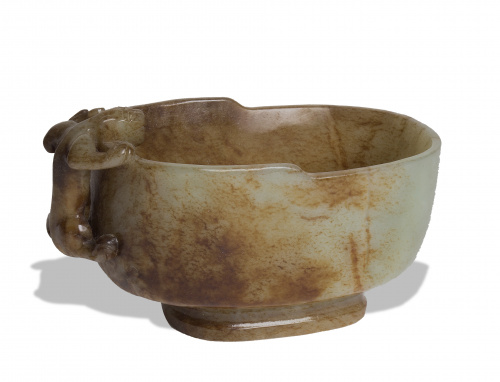 Recipiente de jade con asa en forma de dragón.China, dinas