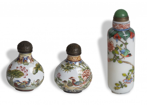 Conjunto de tres snuff bottles, dos en bronce esmaltado con