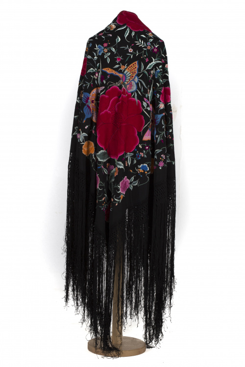 Mantón de “Manila”, en seda negra, con flores y mariposas b