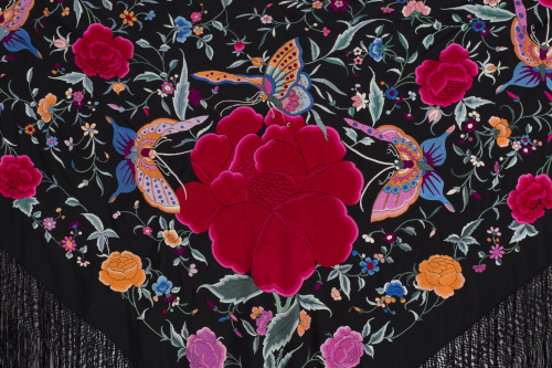 Mantón de “Manila”, en seda negra, con flores y mariposas b