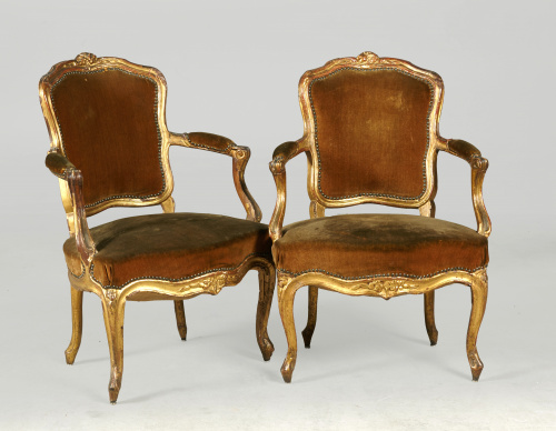 Pareja de sillones, época Luis XV, en madera de nogal talla