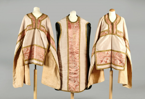 Terno en seda con galones dorados aplicados. S. XVIII