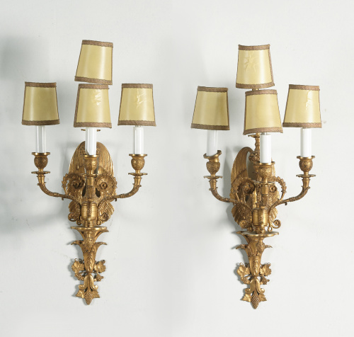 Pareja de apliques de estilo imperio de cuatro brazos de lu