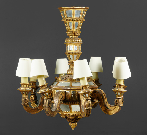 Lámpara de ocho luces en madera tallada y dorada con espejo