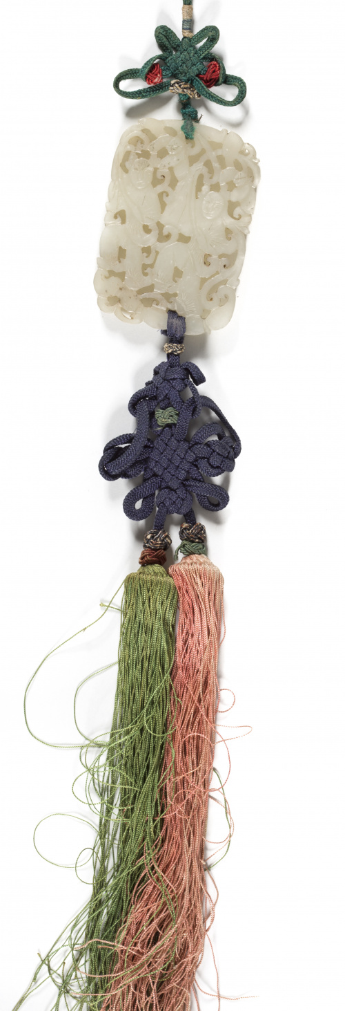 Colgante en jade blanco tallado y calado.China, Dinastía Q