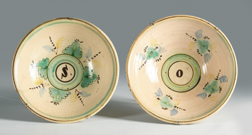 Cuenco de cerámica esmaltada con una “o” en el asiento.Pue