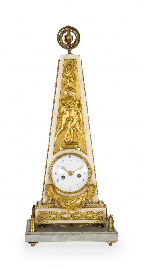 Reloj obelisco de sobremesa en mármol blanco y bronce dorad
