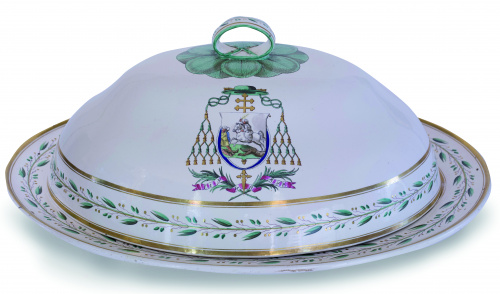 Fuente con tapa con decoración pintada, del escudo de la or