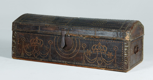 Baúl encorado y tachonado formando motivos decorativos, gui