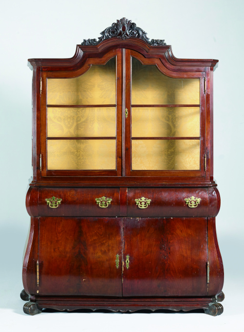 Vitrina holandesa en caoba tallada, S. XIX.