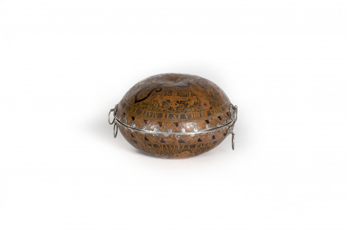 Coquera o mate-cofre.Calabaza con trabajo de burilada, des