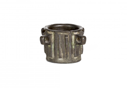 Mortero gótico en bronce de costillas y asas de orejas, S. 