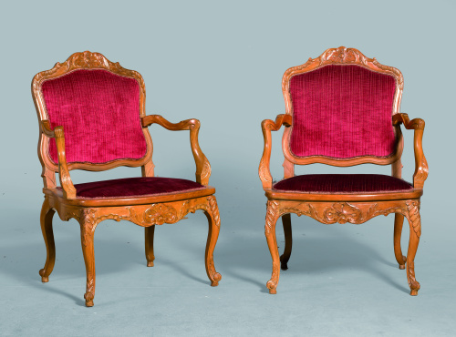 Pareja de butacas de brazos de madera de nogal, “a la reina