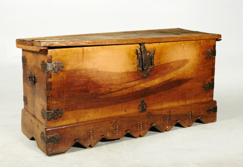 Arca de tapa plana en madera de nogal y roble. Trabajo esp