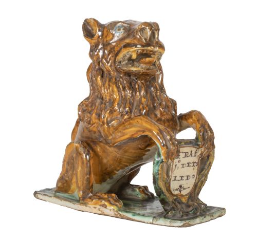 León tenante Carlos II en loza, que muestra un escudo con 