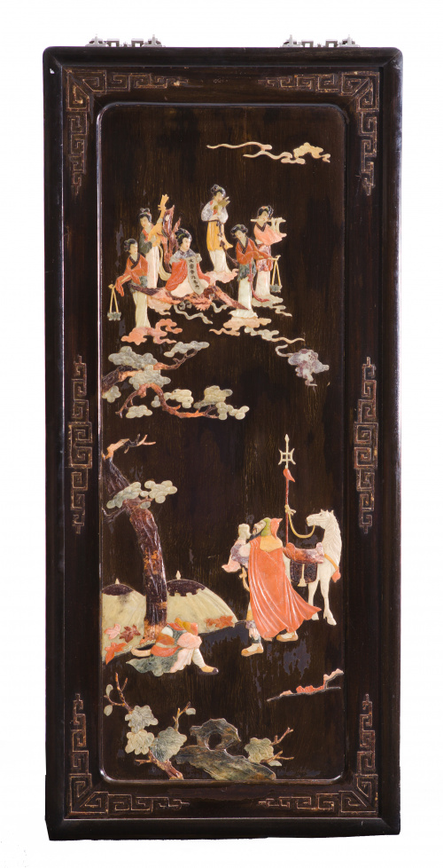 Placa en laca negra y piedras duras.Trabajo chino, s. XX.