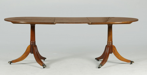 Mesa de comedor estilo regencia en madera de caoba y marque