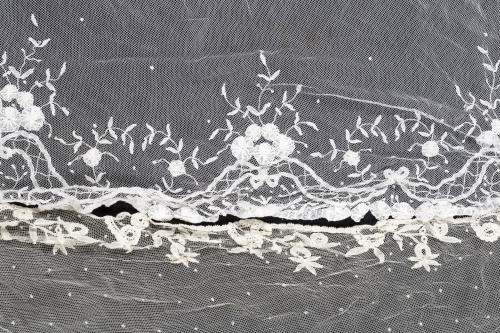 Dos mantillas blancas en tul bordadas con flores.