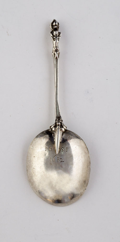 Cuchara de plata, rematada por una cabeza femenina.Quizás 