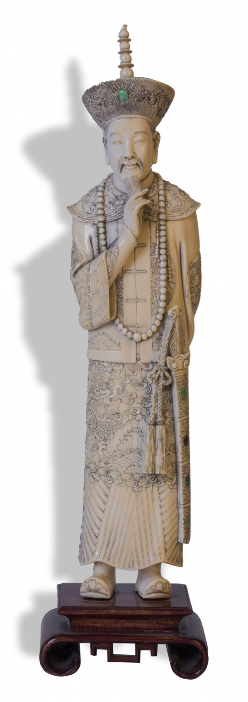 “Emperador”Figura de marfil tallado.Trabajo chino, ffs. d