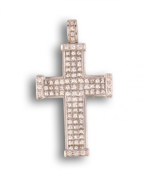 Cruz colgante de pavé de diamantes talla carré engastados e