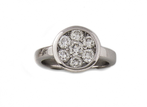 Anillo con rosetón central formado por 7 brillantes engasta