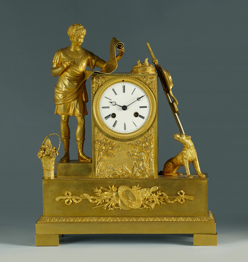 Reloj de sobremesa de bronce dorado con la figura mitológic