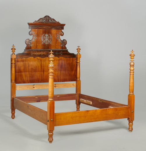 Cama de madera de palosanto e incrustaciones metálicas, el 