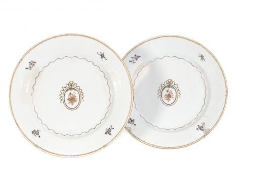 Pareja de platos en porcelana de “Compañía de Indias”Traba