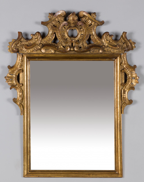 Espejo estilo Carlos III de madera tallada y dorada.Trabaj
