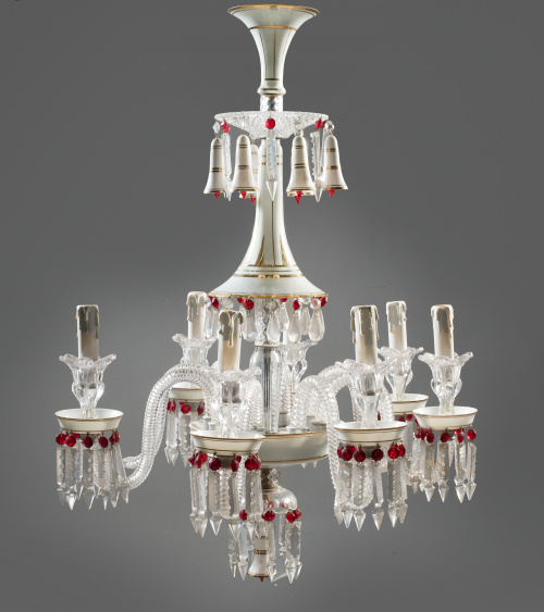 Lámpara de ocho luces en opalina, cristal blanco y rojo.Fr