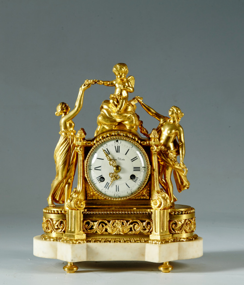 Benri BoisinReloj Luis XVI de sobremesa de bronce dorado y