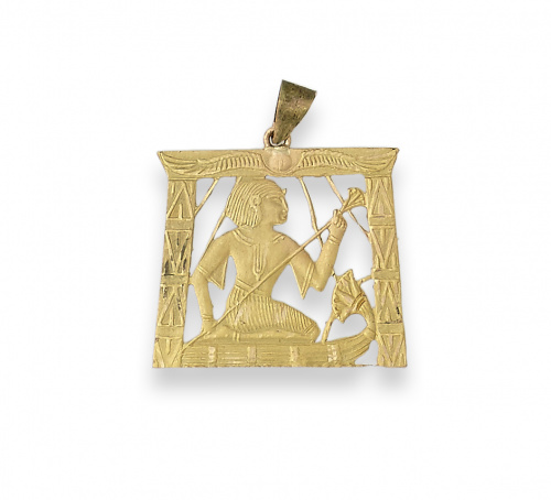 Colgante egipcio con figura enmarcada en oro mate 18K.