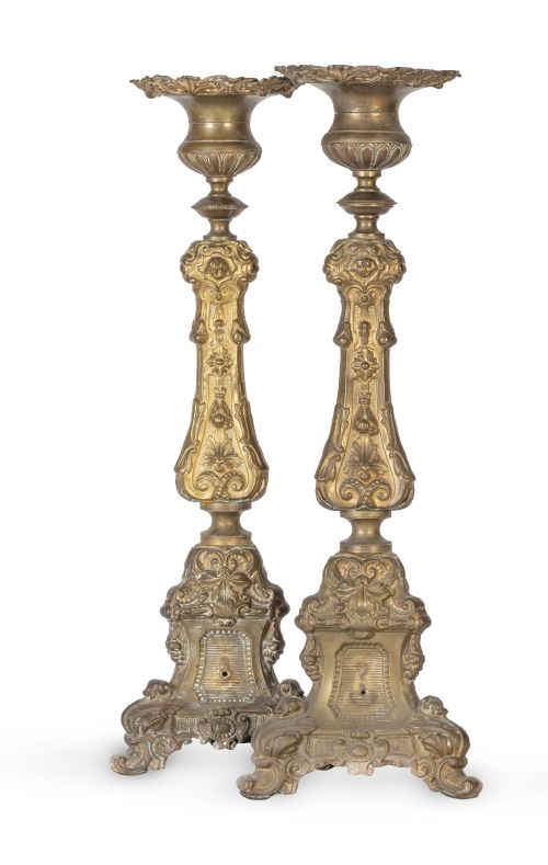 Pareja de hacheros de latón repujado de estilo barroco.h.