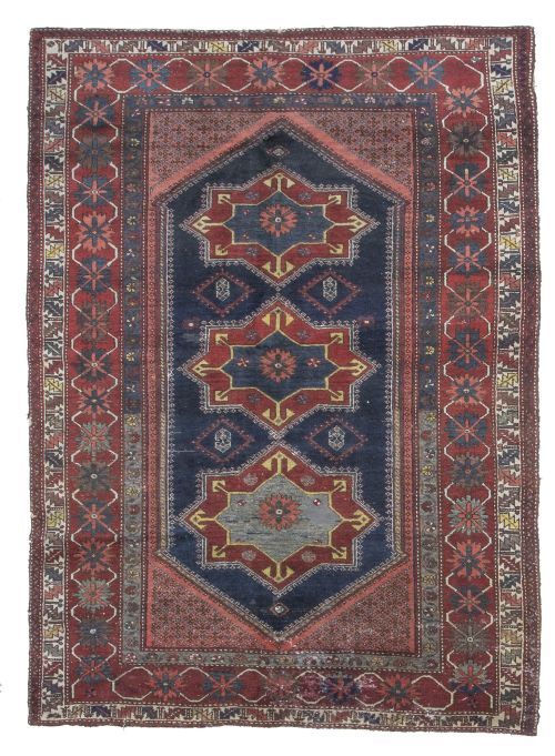 Alfombra en lana de campo azul y campo rojo.Cáucaso.