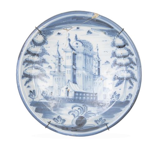 Plato de cerámica esmaltada en azul cobalto, con arquitectu