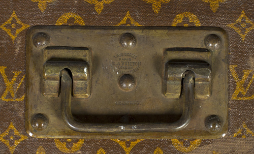 Baúl con alma de madera y piel decorada con la lona del mon