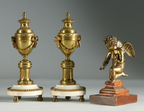 Pareja de “cassolettes” de estilo Luis XVI de bronce dorado