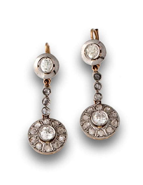 Pendientes largos Art-Decó con rosetones de diamantes y bri