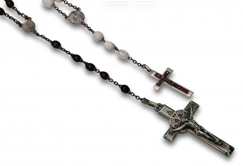 Lote de dos rosarios de pps s XX, en metal; uno con cuentas