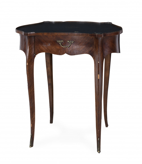 Mesita auxiliar en forma de riñón estilo Luis XV en nogal c