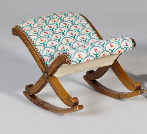 Reposapiés estilo Regency en nogal tapizada en “demi-point”