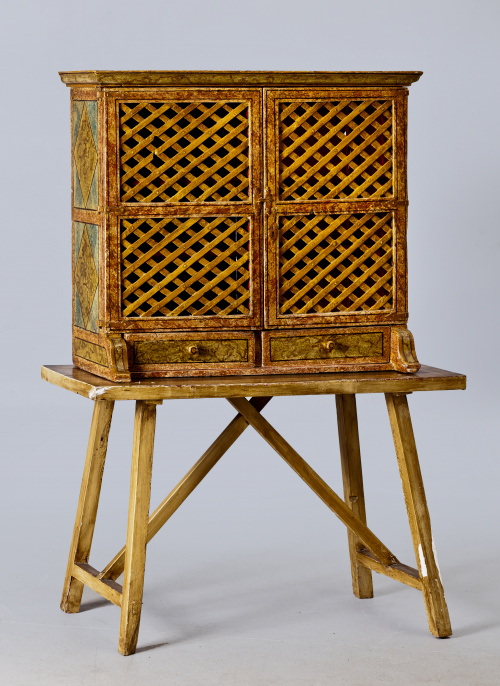 Alacena en madera policromada.Trabajo castellano, S. XVII.