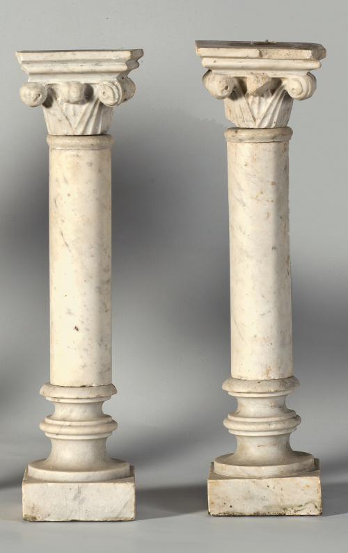 Pareja de columnas de mármol blanco de fuste cilíndrico y c
