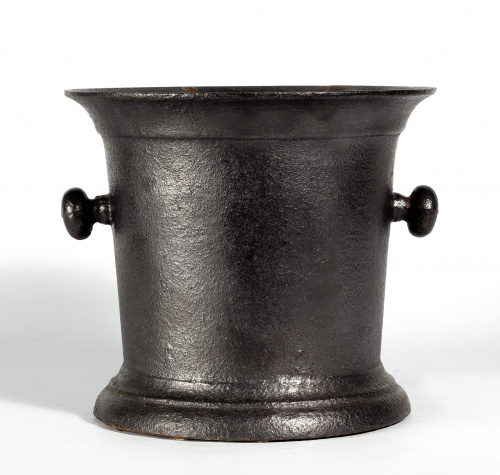 Crisol en hierro con dos asas. Trabajo español, S. XVIII